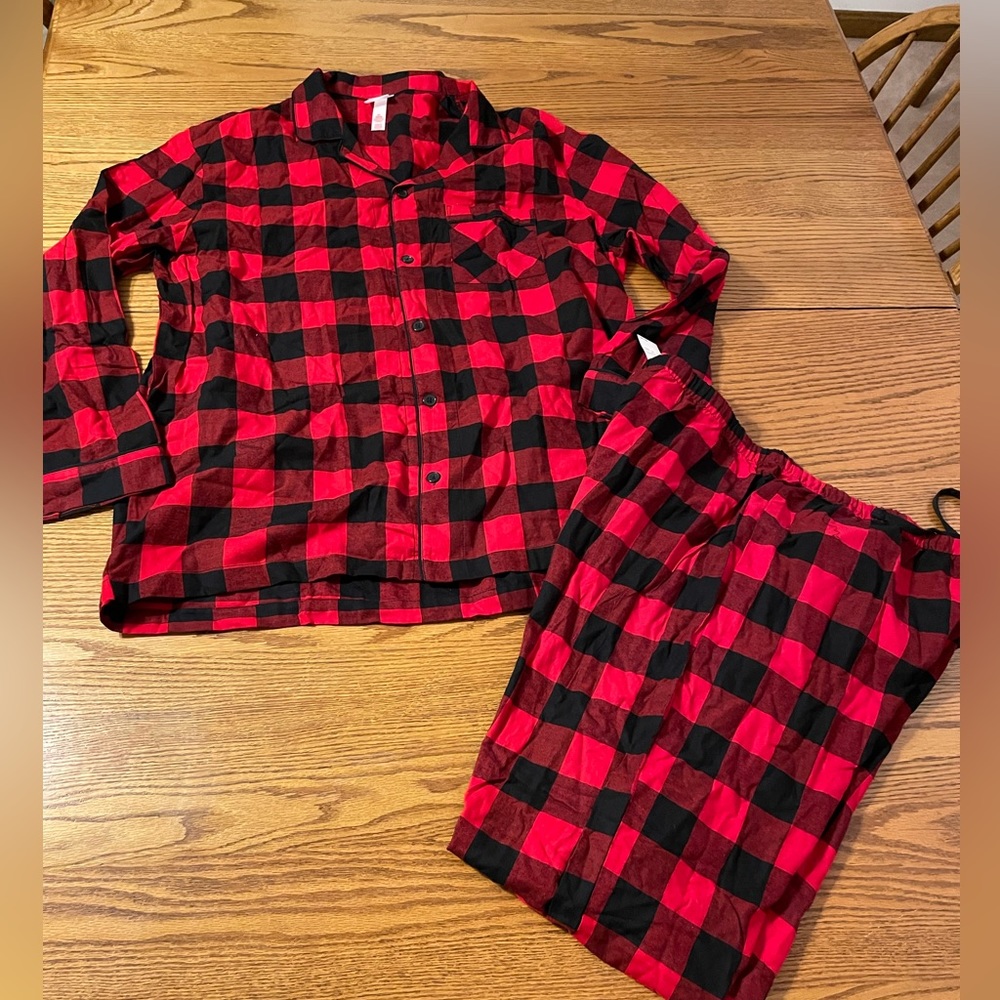 Christmas pjs
Buffalo Plaid 2 pc sleep wear - Picture 1 of 15